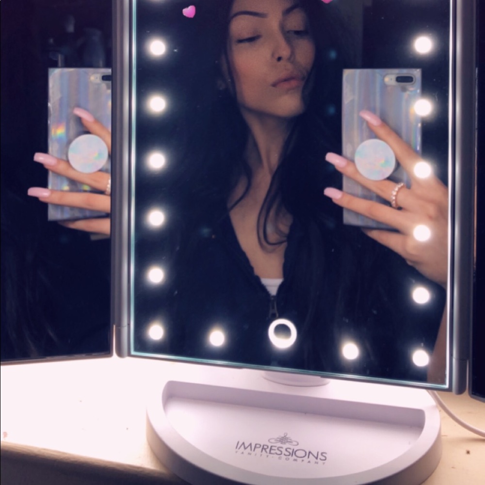 (SOLD‼️) TOUCH TRIFOLD DIMMABLE LED MAKEUP MIRROR - Picture 1 of 8